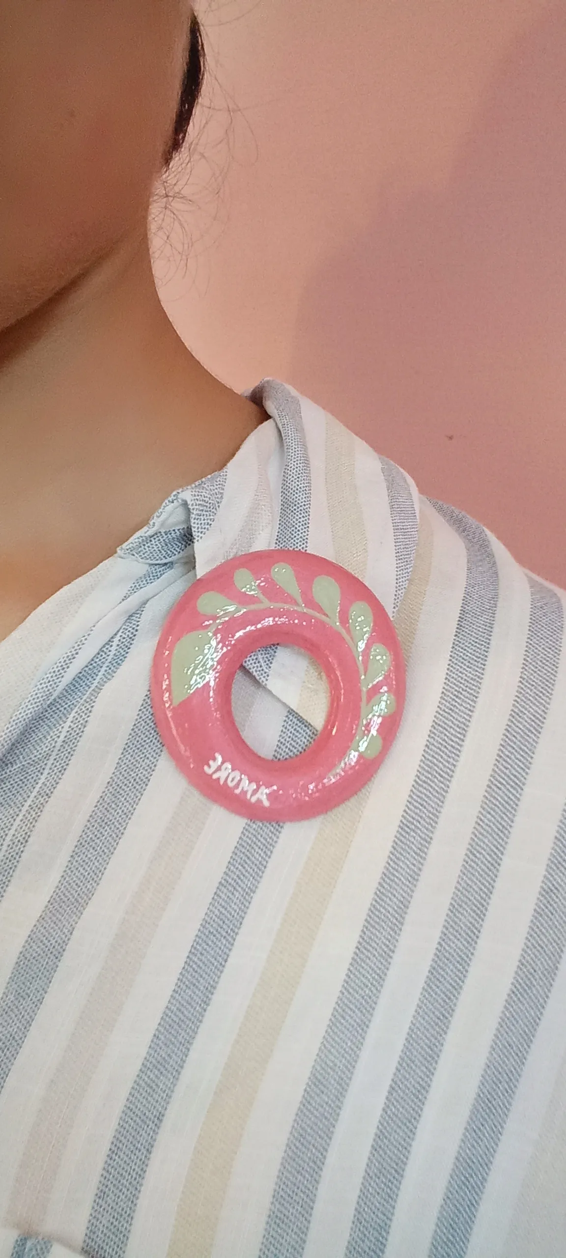 Handmade Pink & Olive Green Leaf Clay Sunglasses Holder Brooch — Hand-Painted Botanical Eyeglass Holding Brooch Pin for Clothes & Bags