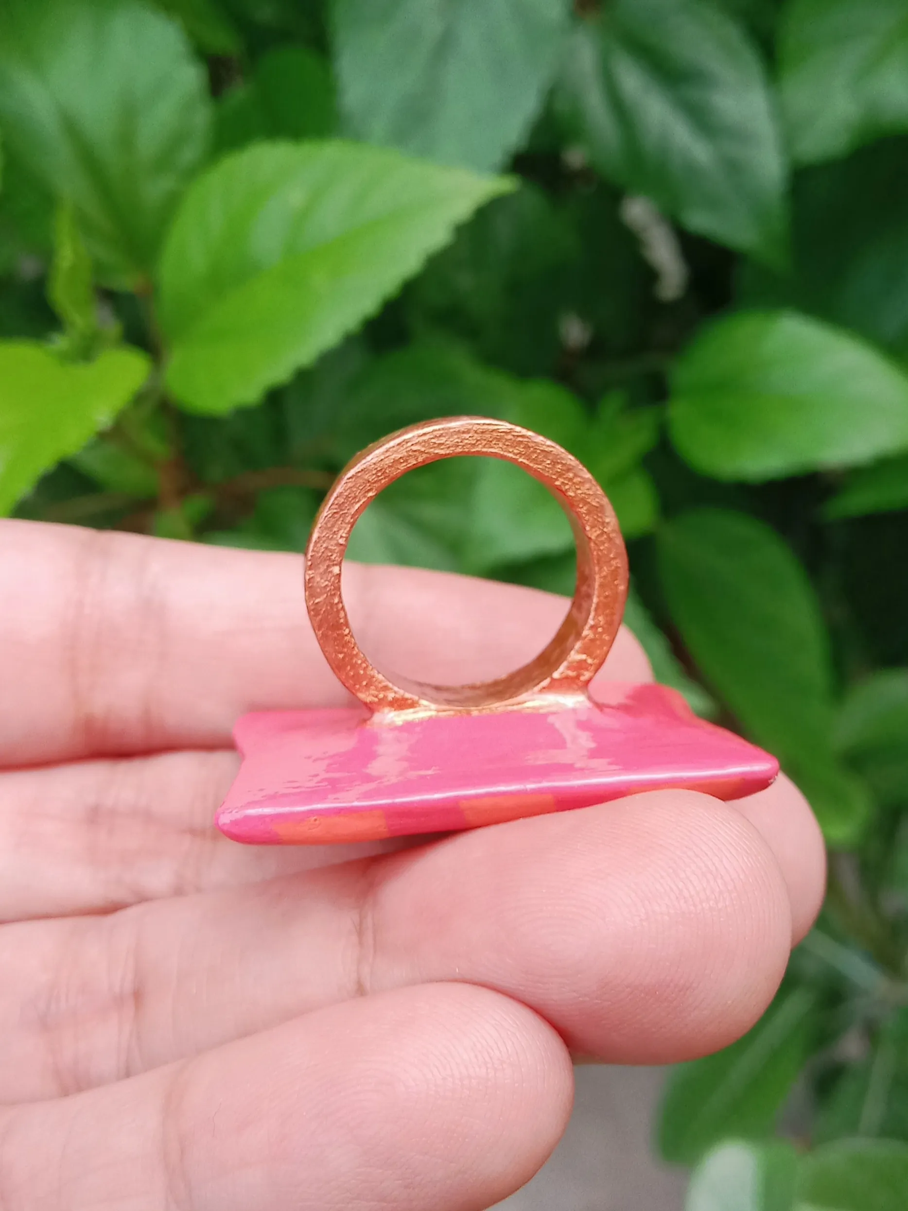 View of the ring band Painted in bronze colour